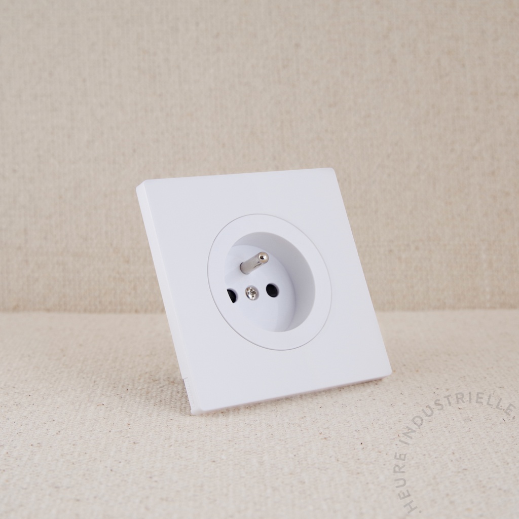 [FONTDOMPCTEBLPBL] Appareillage complet DOM - Prise de Courant 2P+T (Blanc Glossy, Plaque Blanc Mat)