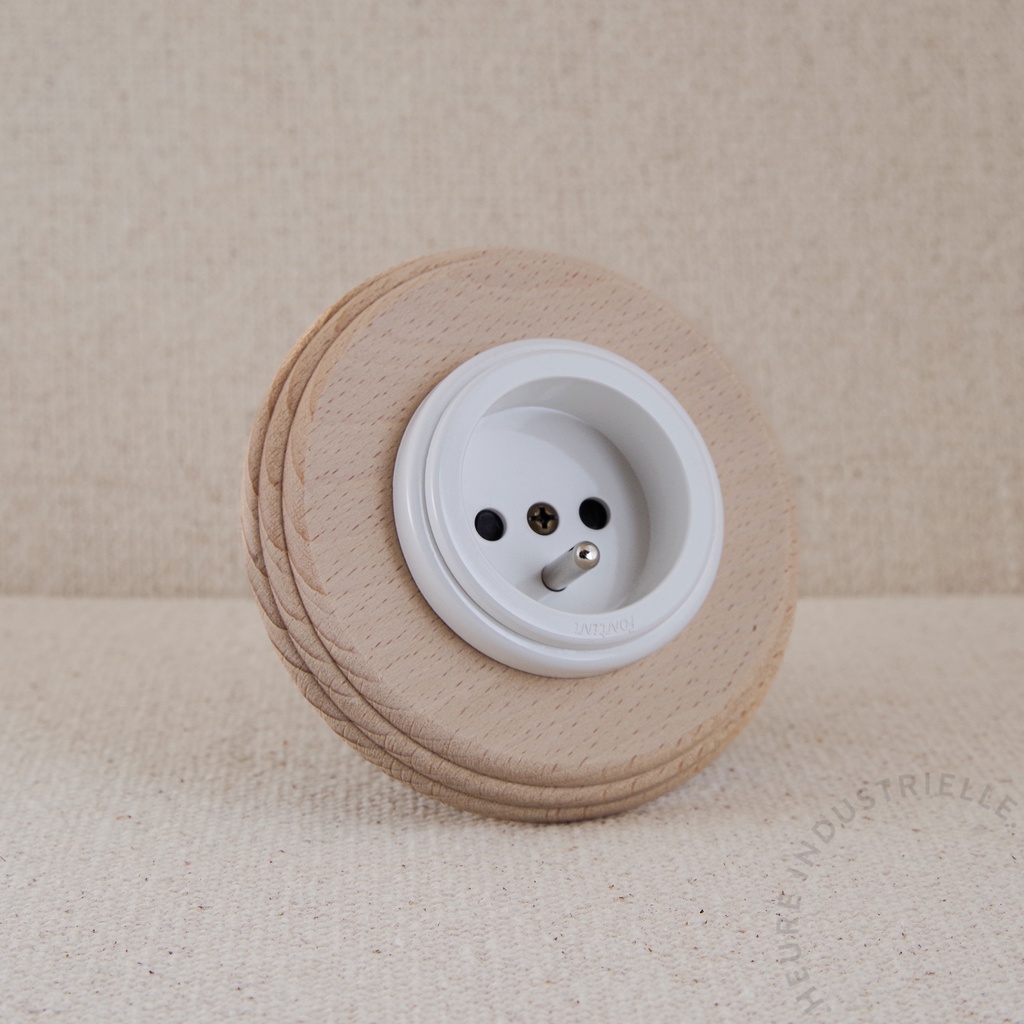 [FCOLPCTPBLPPLBLPBB] Appareillage complet GARBY COLONIAL sur Plaque - Prise de Courant 2P+T (Blanc, Puits Plastique Blanc, Plaque 1 Poste Bois Brut)